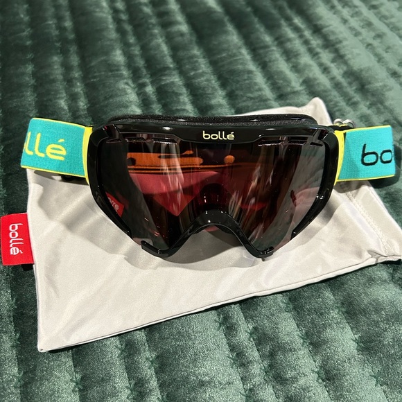 Bolle kids ski goggles with Bolle protective/cleaning case - Picture 1 of 2